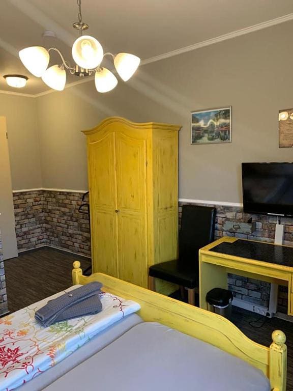 Single Room with Shower room - Image 2