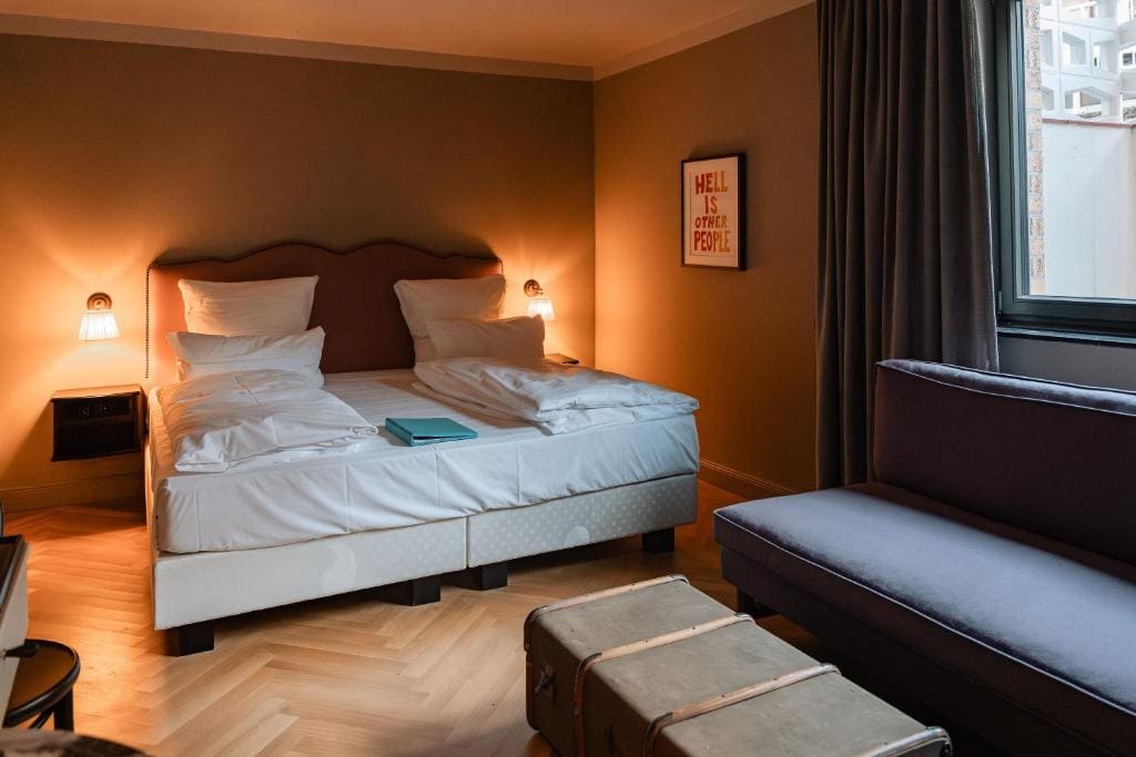 Superior Double Room ground floor/basement room - Image 1