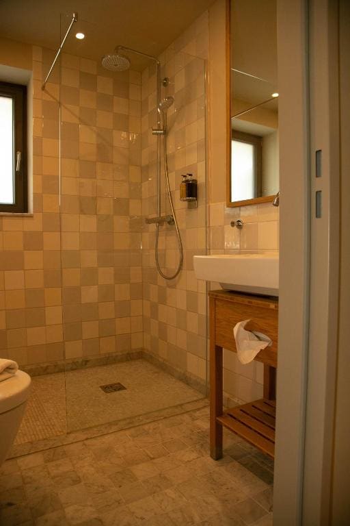 Superior Double Room ground floor/basement room - Image 2