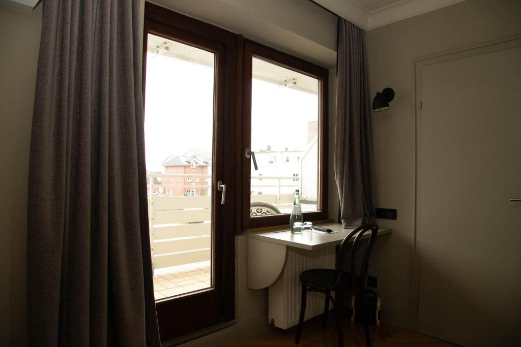 Junior Double Room with Balcony room - Image 3