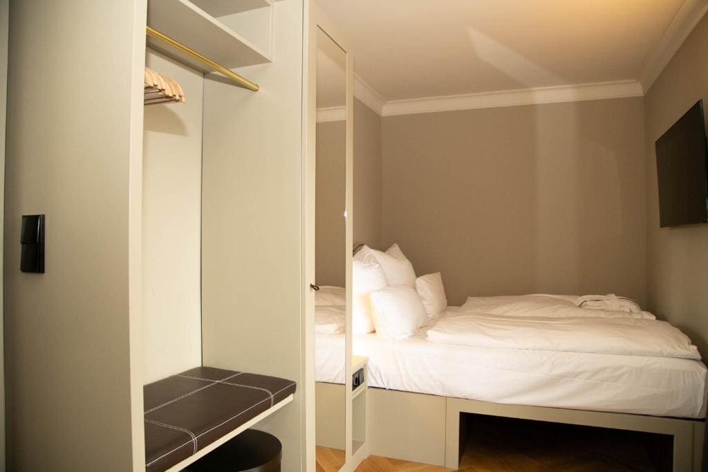 Junior Double Room with Balcony room - Image 2