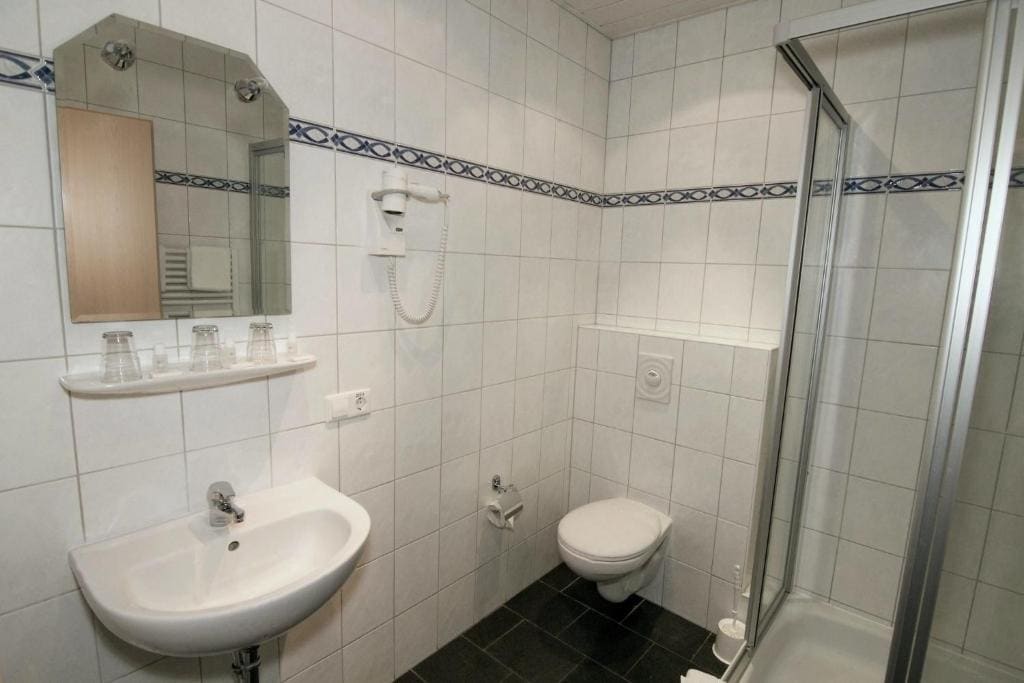 Single Room with Shower room - Image 2