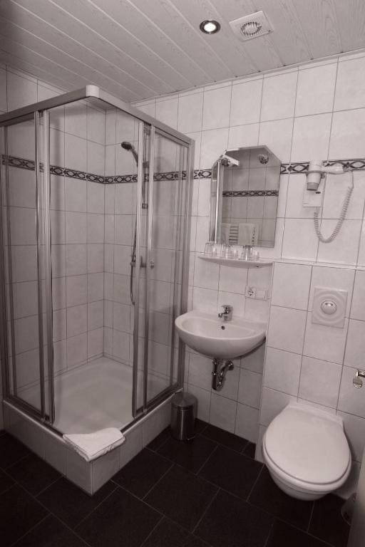 Single Room with Shower room - Image 3