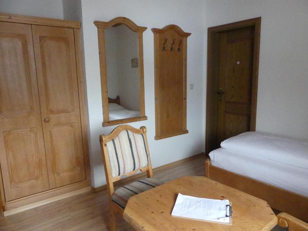 Standard Twin Room room - Image 3