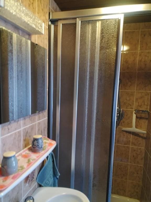 Single Room with Bathroom room - Image 1