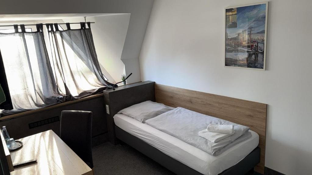 Twin Room with Private Bathroom room - Image 2