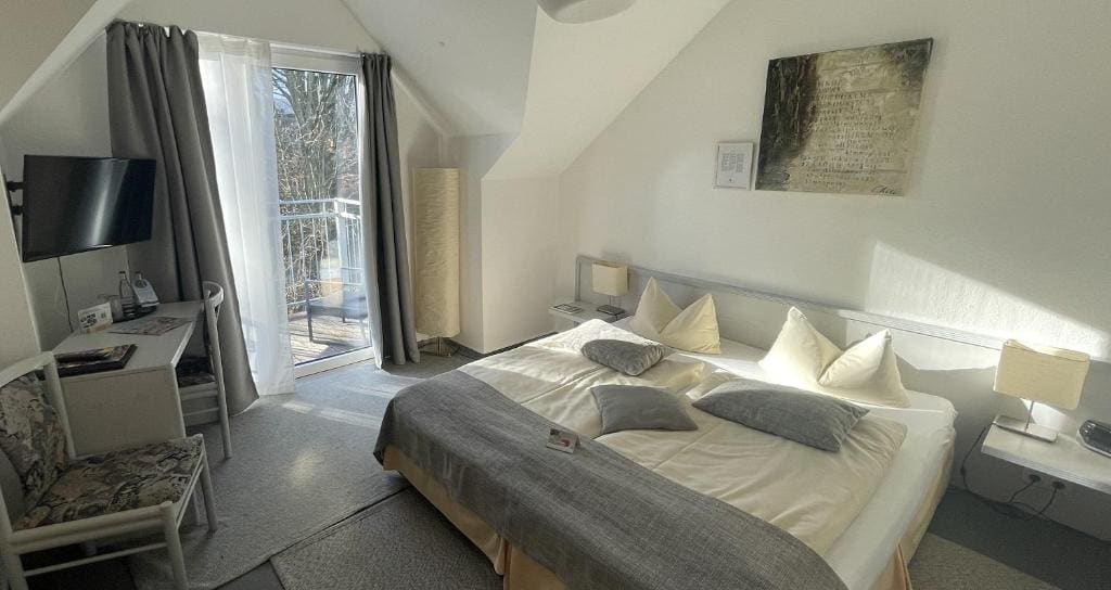 Double Room with Balcony room - Image 3