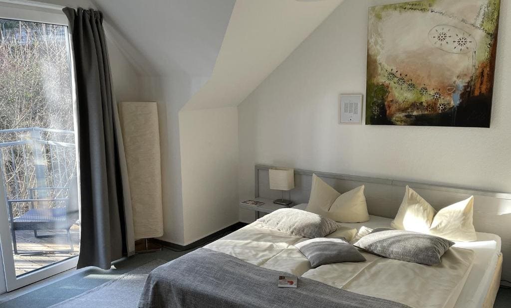 Double Room with Balcony room - Image 2
