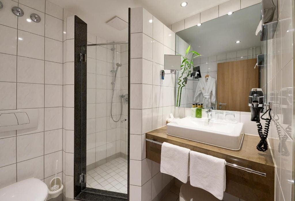 Double Room with Balcony and Direct View of the Sea room - Image 3