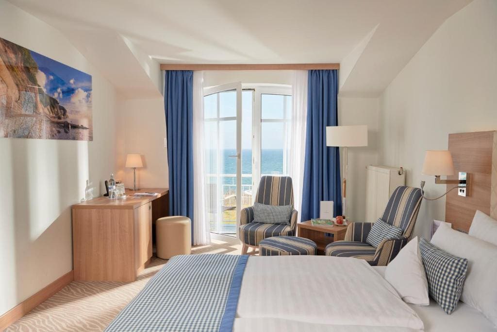 Double Room with Balcony and Direct View of the Sea room - Image 2