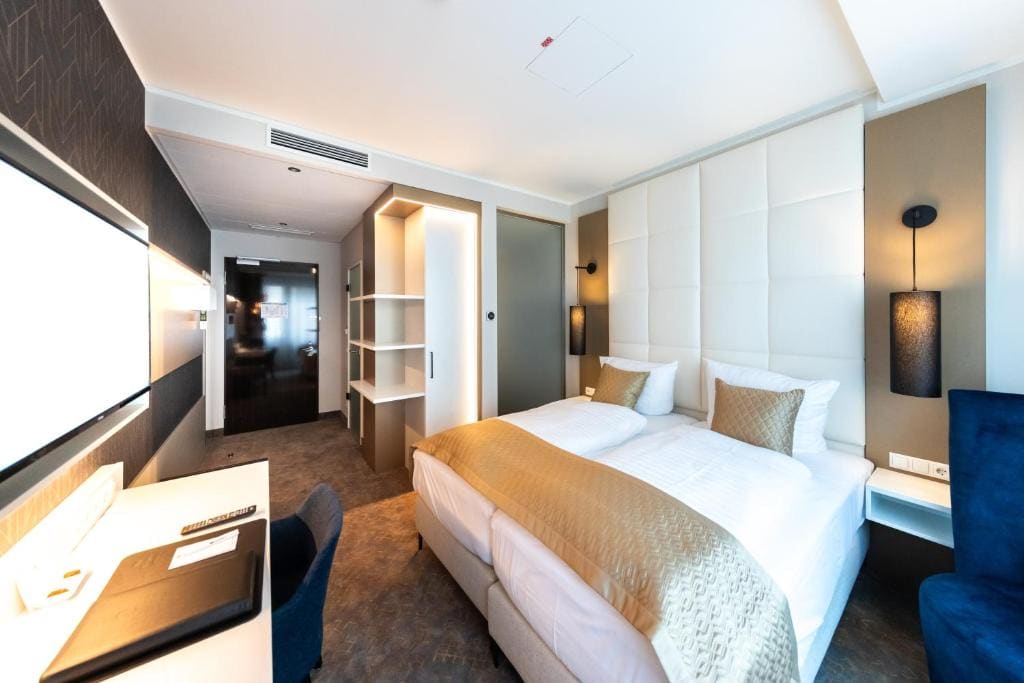 Double Room with City View - High Floor room - Image 1