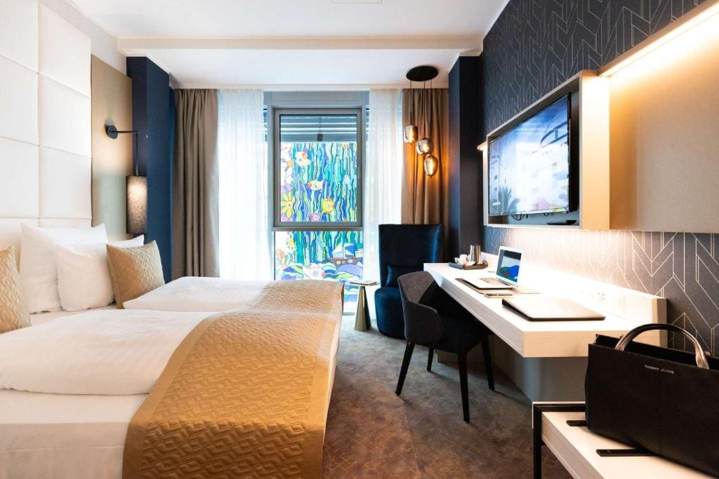 Large Double Room with City View room - Image 2