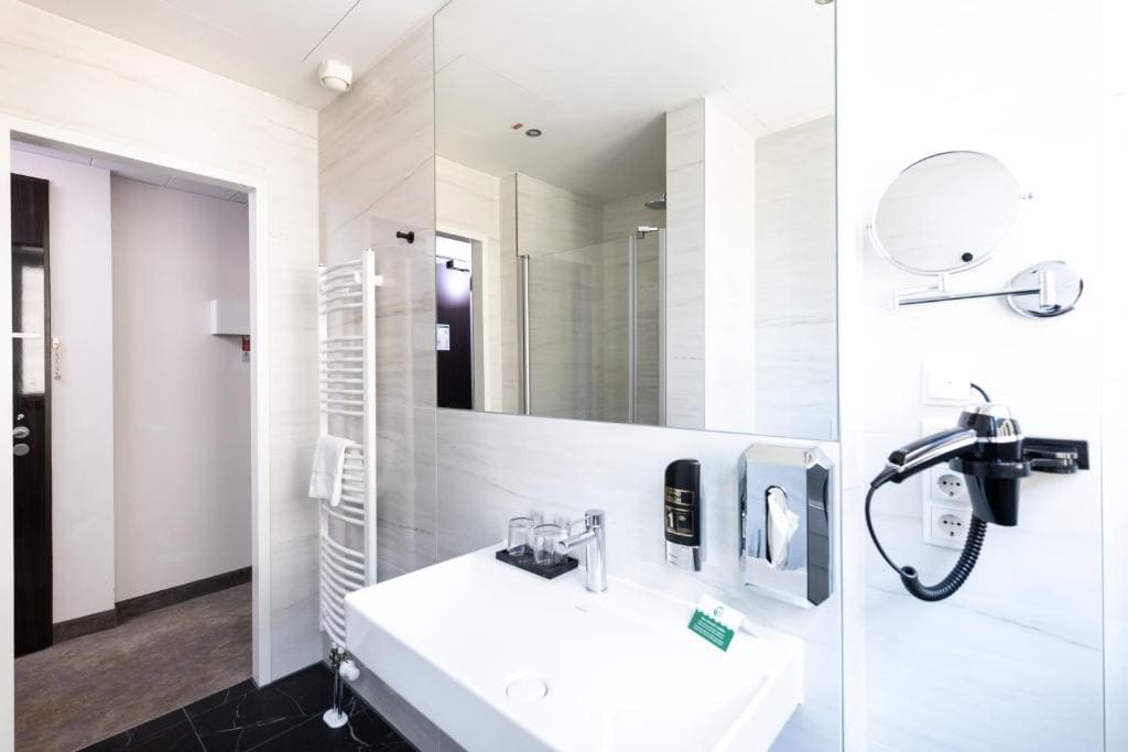 Double Room with Atrium View room - Image 3