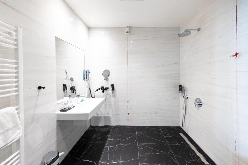 Large Double Room with City View room - Image 3