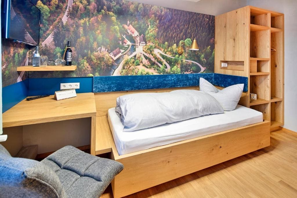 Single Room with Bathroom room - Image 3