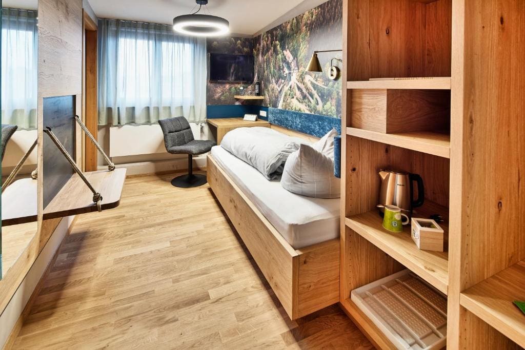 Single Room with Bathroom room - Image 2