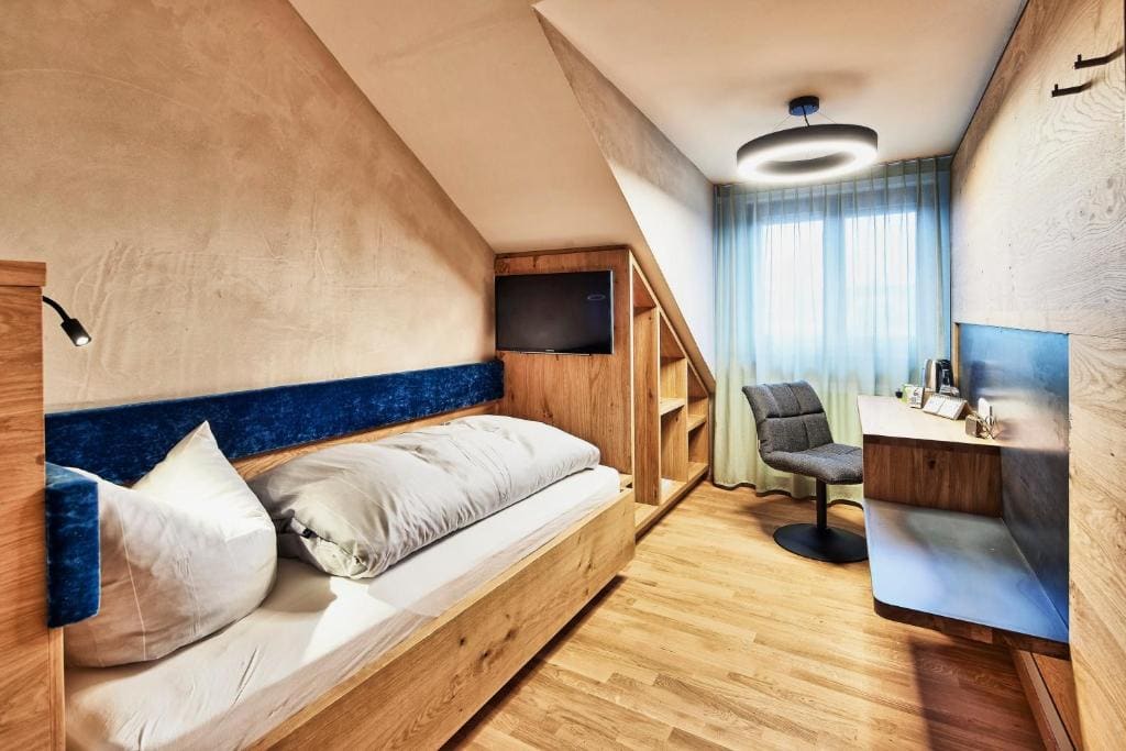 Single Room with Bathroom room - Image 1