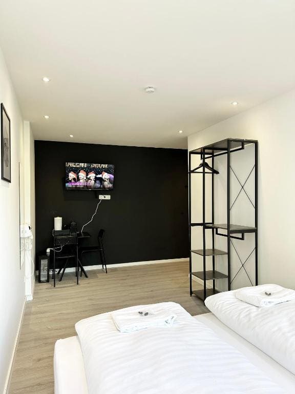 Double Room with Shared Bathroom room - Image 3