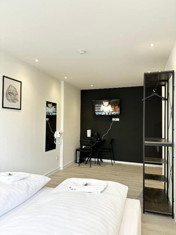 Double Room with Shared Bathroom room - Image 2