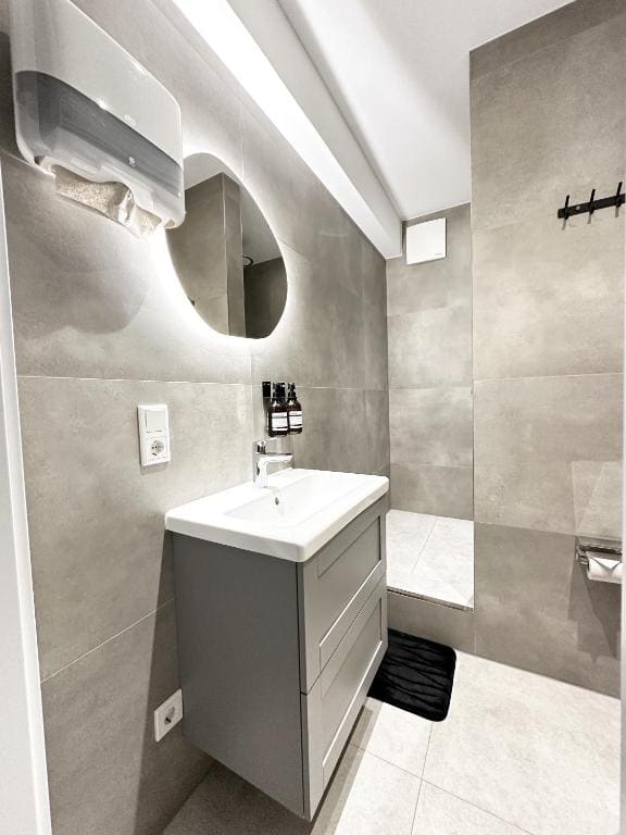 Standard Double Room with Shared Bathroom room - Image 1