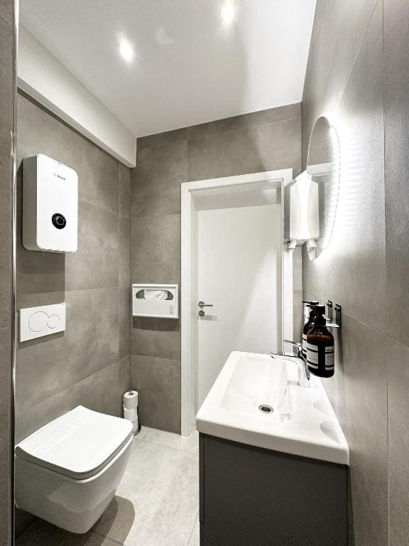 Standard Double Room with Shared Bathroom room - Image 3