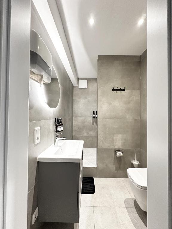 Standard Double Room with Shared Bathroom room - Image 2