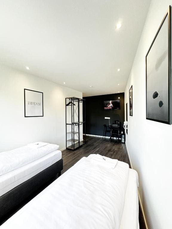 Twin Room with Shared Bathroom room - Image 3