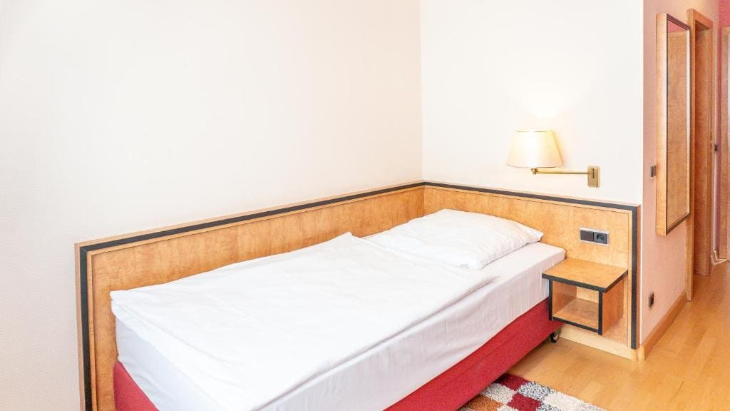 Small Single Room room - Image 1