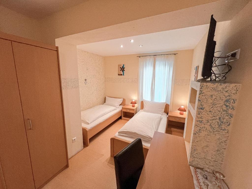 Small Twin Room room - Image 1