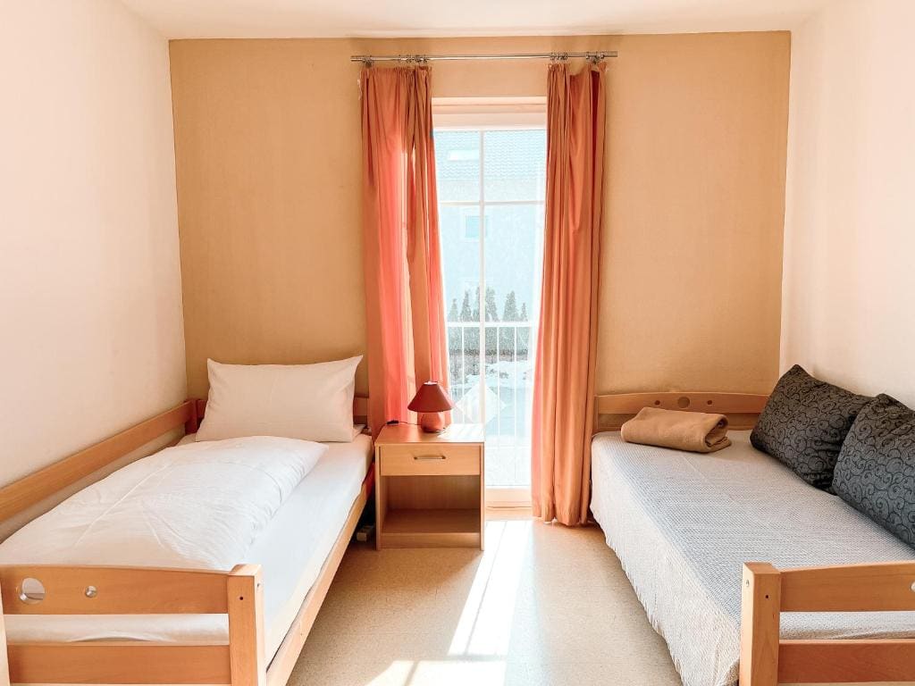 Small Twin Room room - Image 3