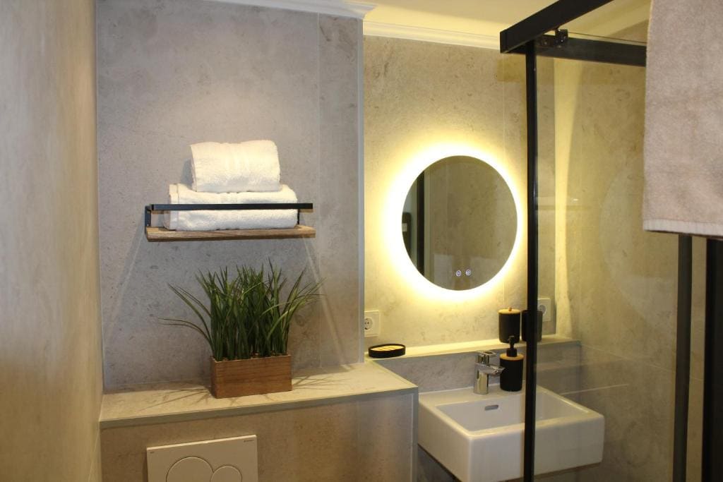 Single Room with Balcony room - Image 2