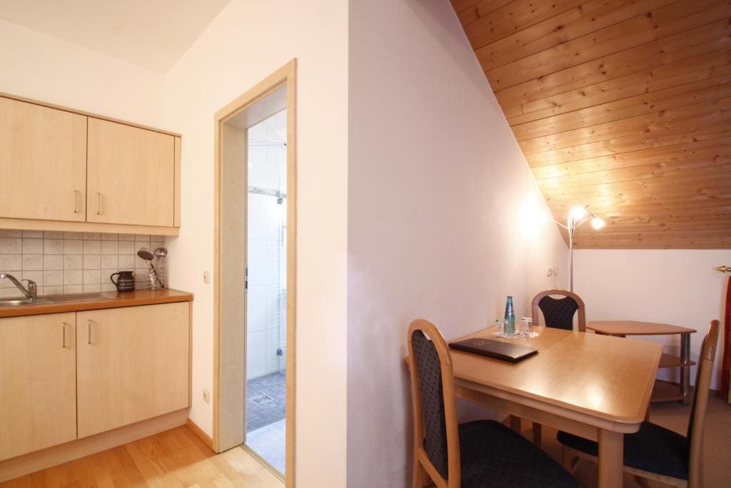 Apartment with Balcony for Single Use room - Image 2