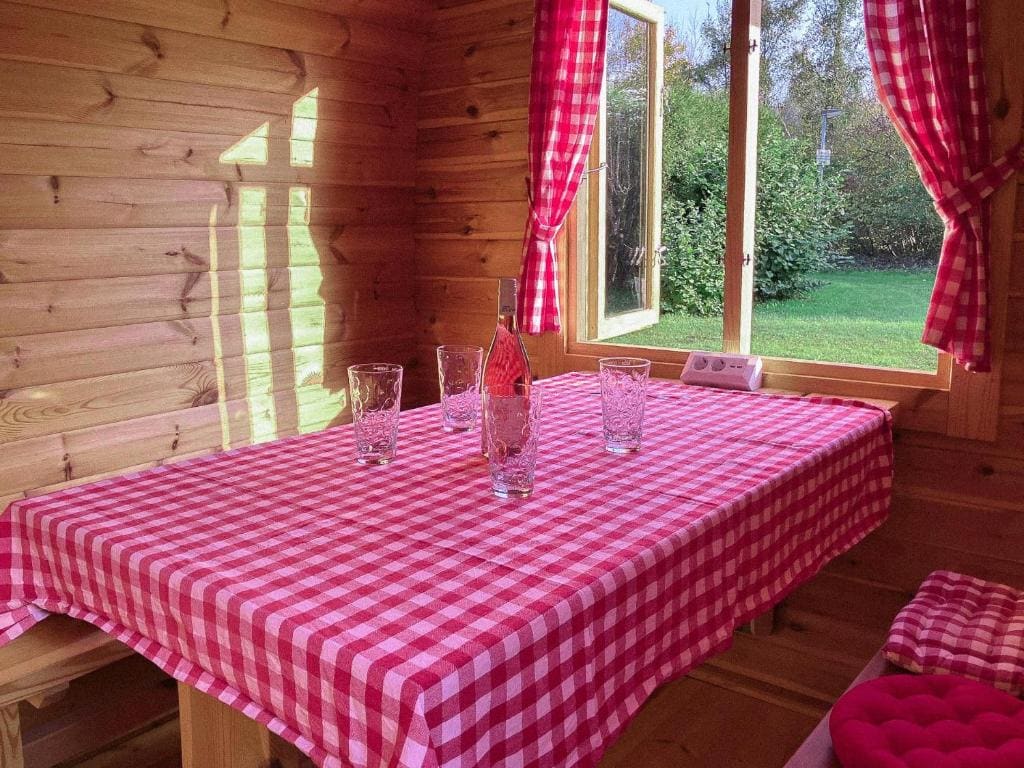 Chalet with Shared Bathroom room - Image 2