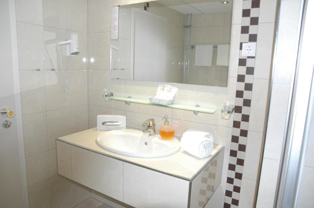 Classic Double Room with Balcony room - Image 3