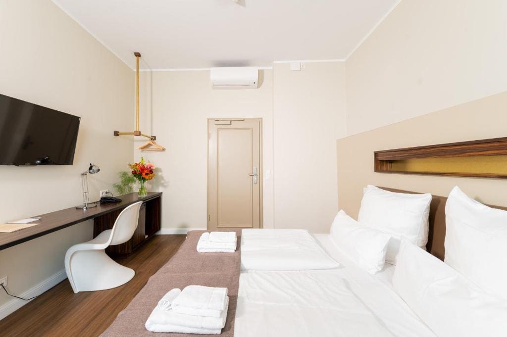 Medium room - Image 2