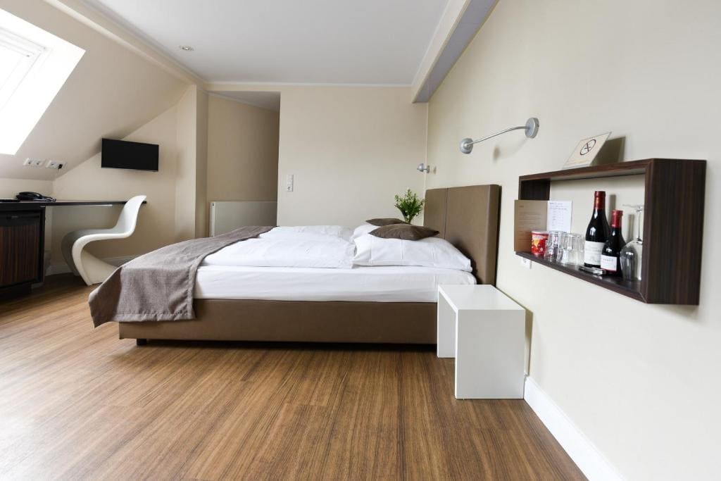 Medium room - Image 3