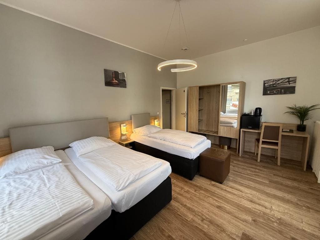 Standard Triple Room room - Image 1