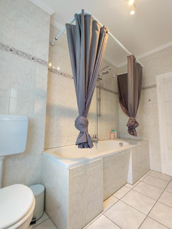 Three-Bedroom Standard Apartment room - Image 1