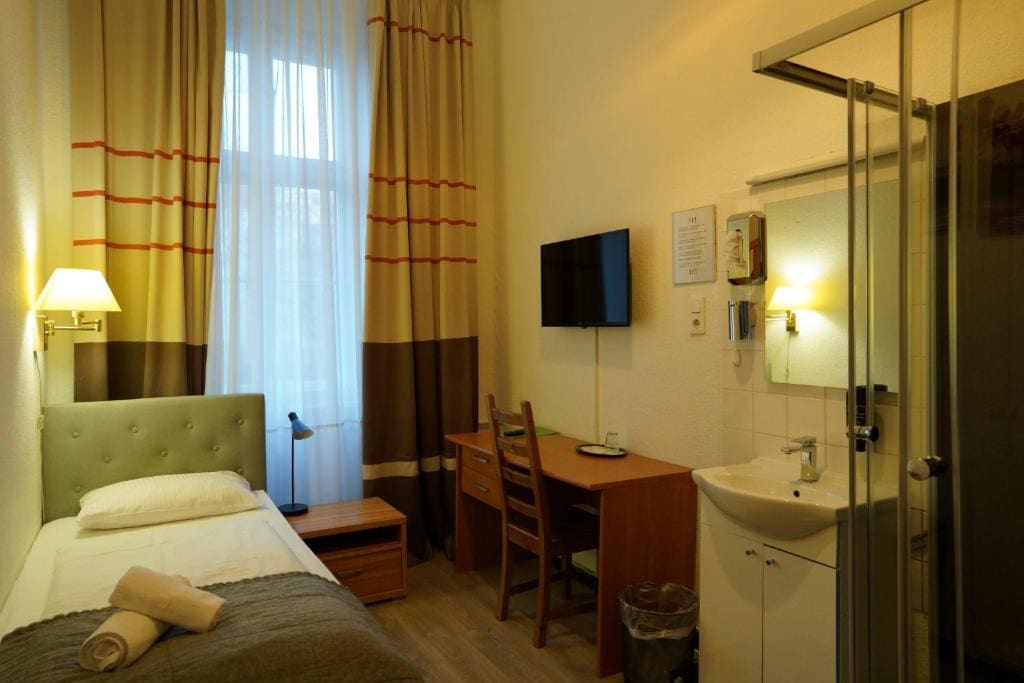 Single Room with Private Shower and Shared Toilet room - Image 1