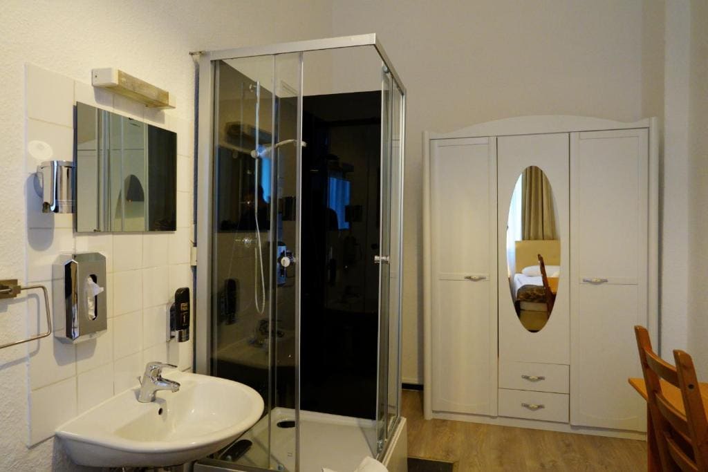 Double Room with Private Shower and Shared Toilet room - Image 3