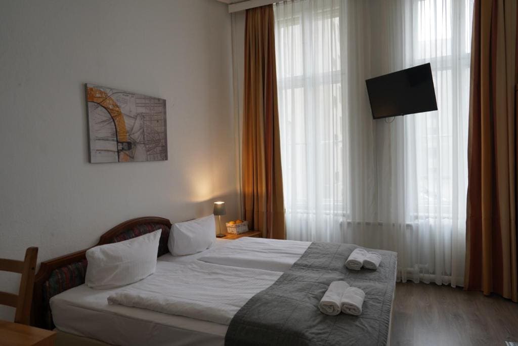 Double Room with Private Shower and Shared Toilet room - Image 1