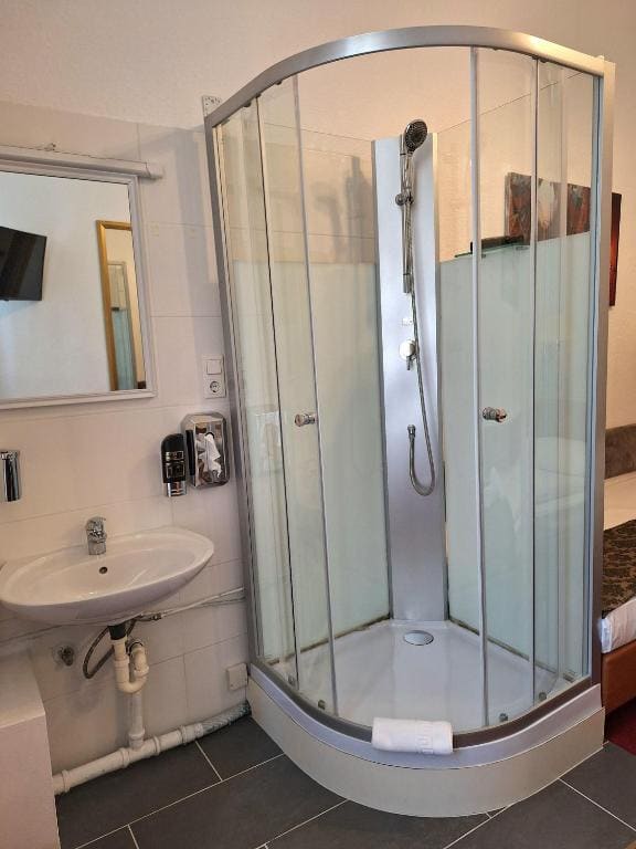 Double Room with Private Shower and Shared Toilet room - Image 2
