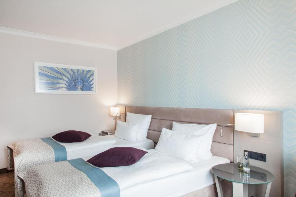 Standard King Room with City View - High Floor room - Image 3