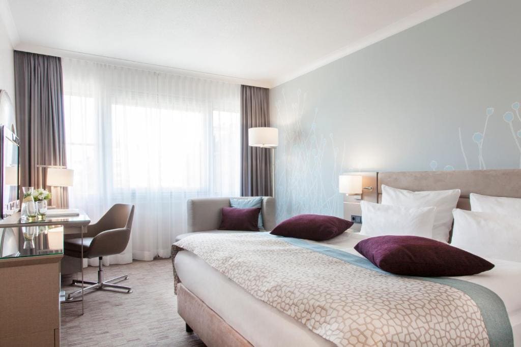 Standard King Room with City View - High Floor room - Image 2