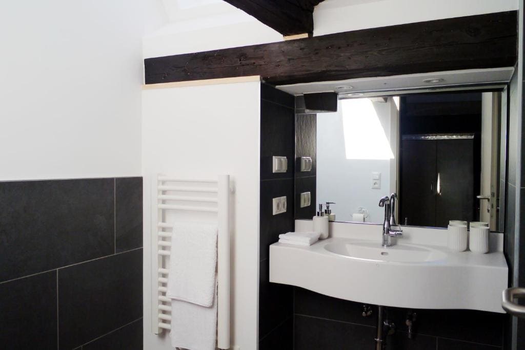 Apartment room - Image 2