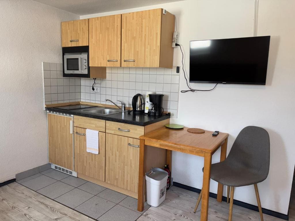Standard Single Room with Shower room - Image 2