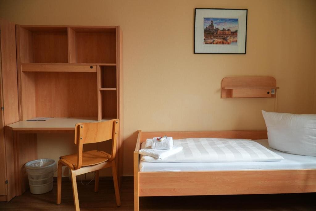 Twin Room with Private Bathroom room - Image 2