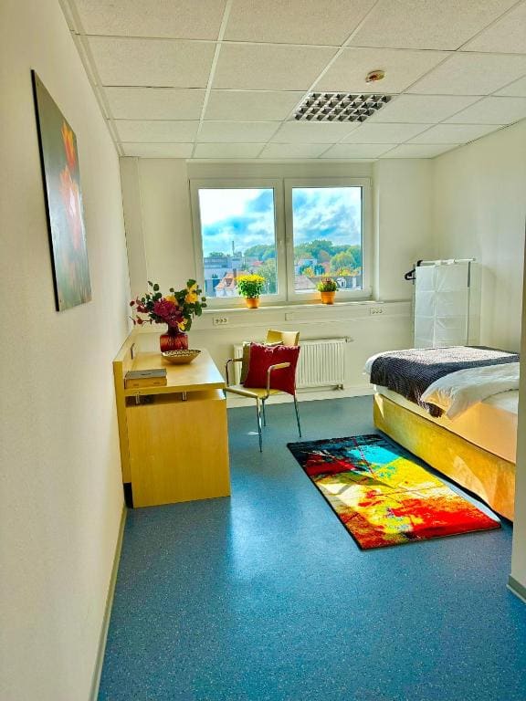 Single Room with Bathroom room - Image 3