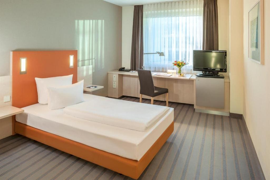 Business Double Room with Gym Access room - Image 2