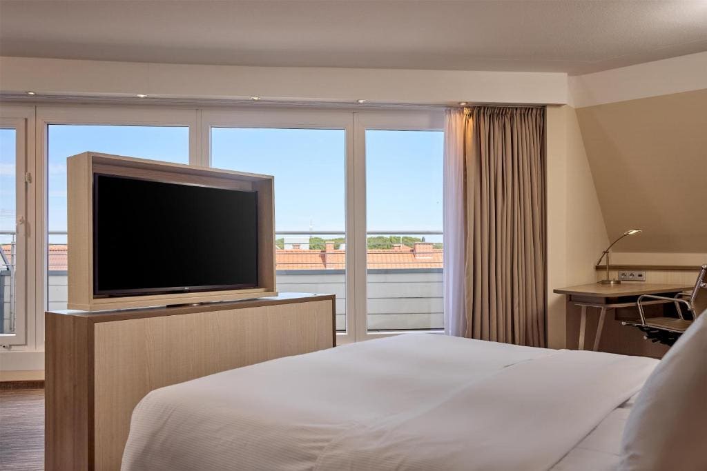 Junior King Suite with Balcony room - Image 2